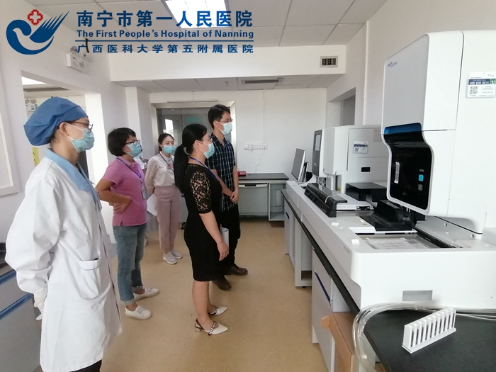 4[1].自治区医保局专家到青秀分院开展医保定点机构现场核查3.jpg