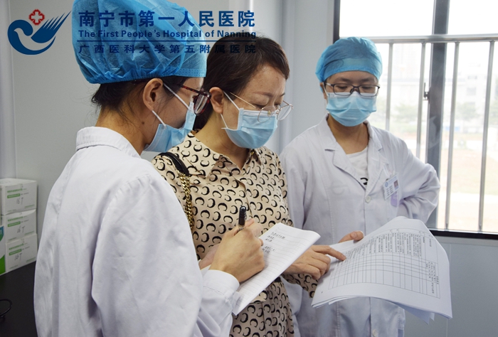 1[1].9月16日我院检验科周碧燕主任(左二)到南宁市第十人民医院在对照评审内容指导该院临床基因扩增实验室建设工作.jpg
