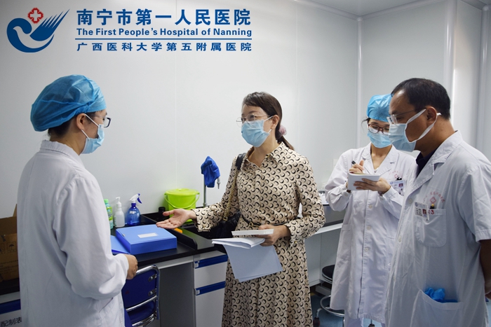 2[1].9月16日我院检验科周碧燕主任(左二)受邀到南宁市第十人民医院，现场指导该院临床基因扩增实验室建设工作.jpg