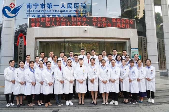 4[1].南宁市第一人民医院医学检验科合影.jpg