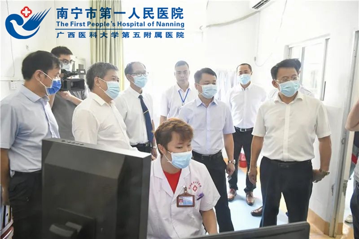 5[1].参会领导在参观刘圩镇中心卫生院.jpg