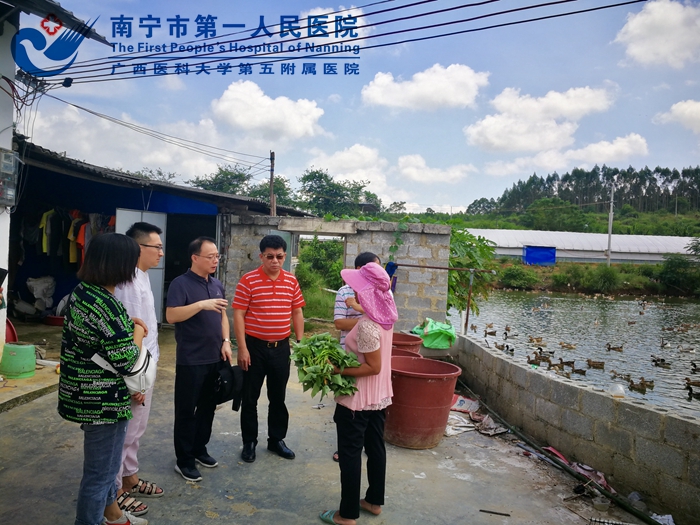 1[1].院党委委员、副院长谢焱等人在进行扶贫调研.jpg
