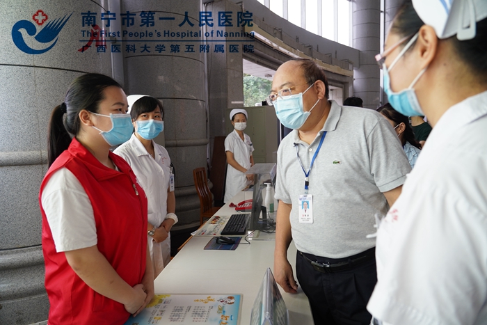 2、陈波书记询问志愿者.jpg