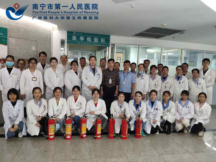 1603961574362011653.jpg 检验科工作人员参加培训.jpg