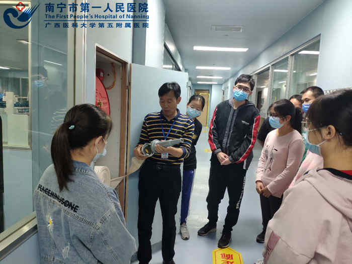 1603961614813075628.jpg 保卫科科长张满义示范消防器材使用.jpg