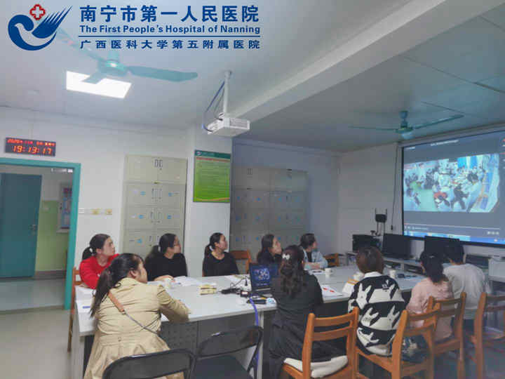 1605083810133032647.jpg 2.图为观摩教学视频现场_副本.jpg