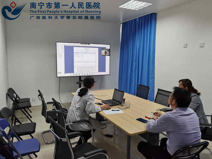 1605755107424024646.jpg 图为南宁市第一人民医院妇科黄建邕主任在和五塘镇中心卫生院妇产科蓝静副主任在探讨患者病例.jpg