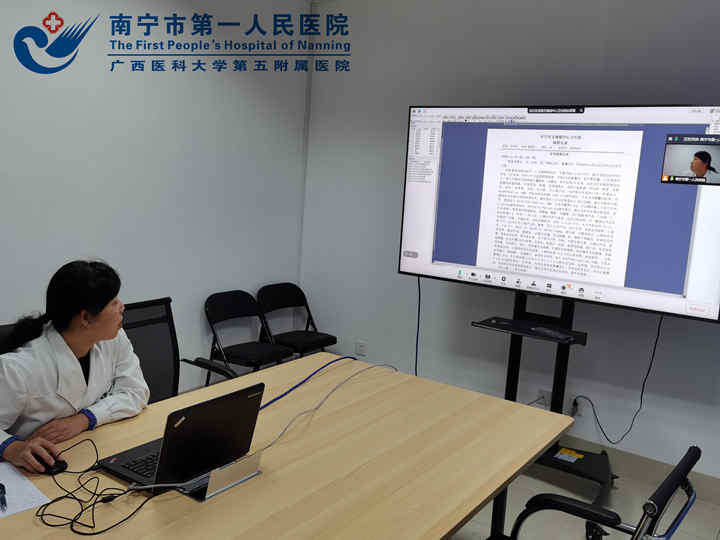 1605755129449066875.jpg 图为南宁市第一人民医院妇科黄建邕主任在作诊断.jpg