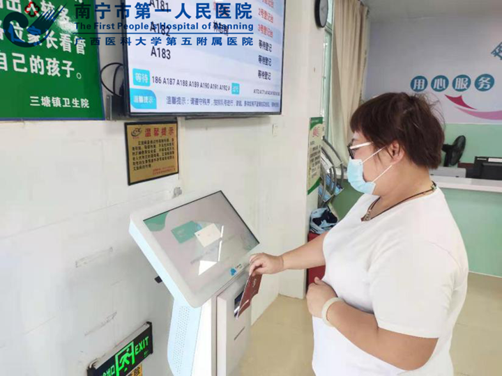 2.家属正在使用“数字化预防接种系统”.jpg