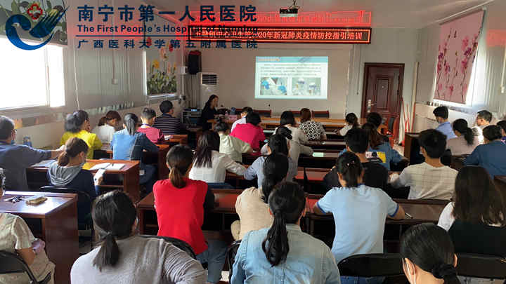 1605844260554020437.jpg 图为陆一宁副主任护师给学员培训.jpg