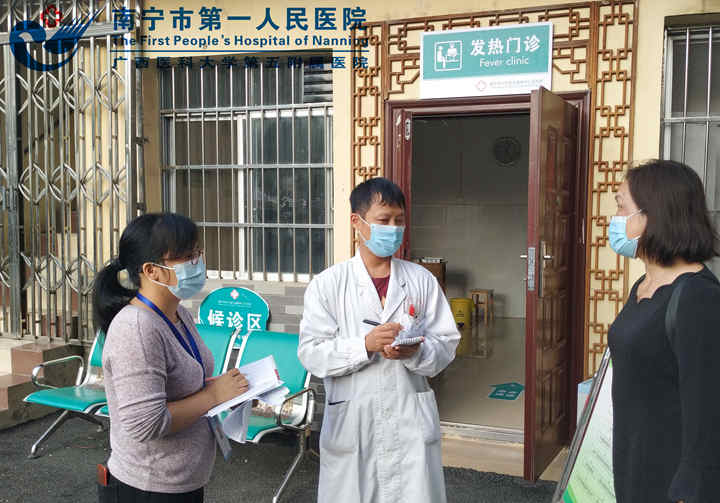 1605844276347022519.jpg 图为查看发热门诊.jpg