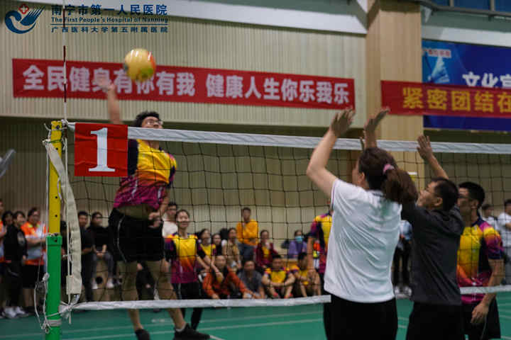 1606786519387004882.jpg 图三参赛队员奋力扣杀.jpg