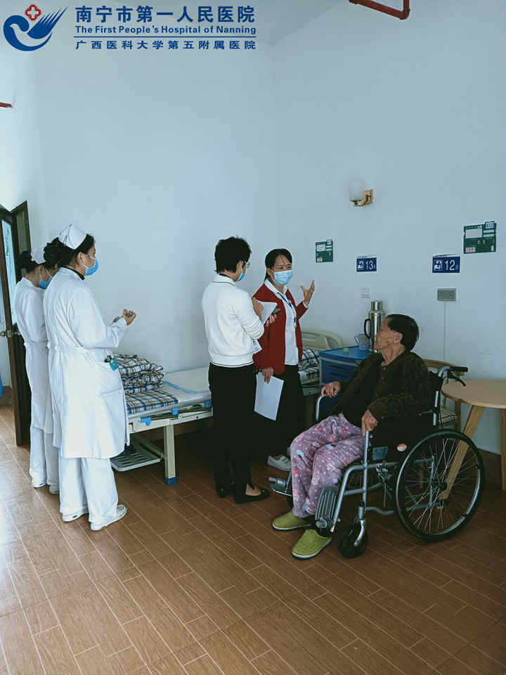 2020年11月23日，评定专家到居室现场查看老人的情况_副本.jpg