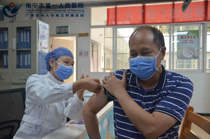 1606788785258001489.jpg 图3:市民黄先生接种首针重组带状疱疹疫苗_副本.jpg