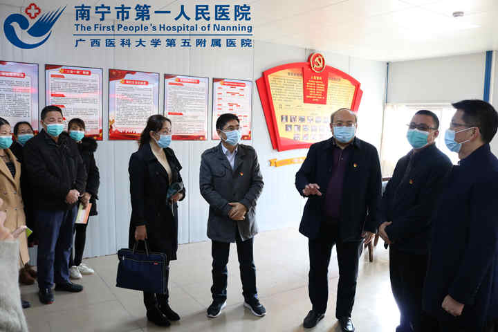 1606898423934026870.jpg 陈波书记参观伶俐镇卫生院党员活动室.jpg