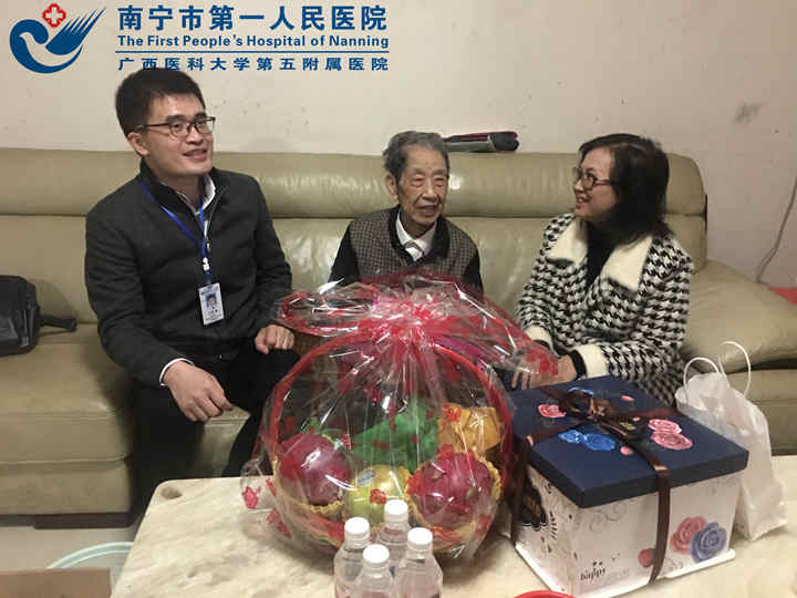 1606899160863049062.jpg 图为韦球副院长与宋鸿基老人过生日.jpg