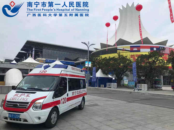 图为“两会”现场待命.jpg