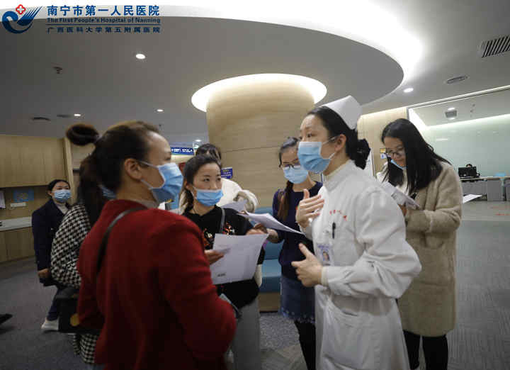 1607932593774028439.jpg 体检中心工作人员详细讲解体检流程及注意事项_副本.jpg