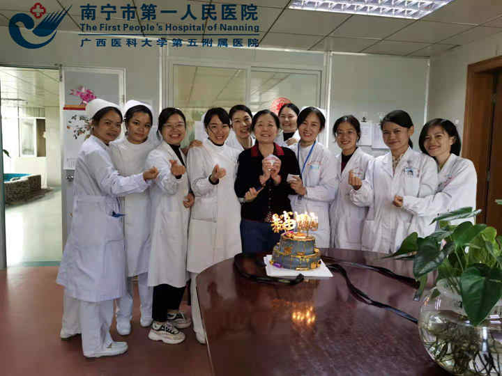 1607933305692078056.jpg 图2:医护人员与李阿姨合影_副本.jpg