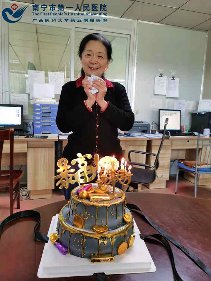 1607933324752098255.jpg 图1:医护人员为李阿姨庆祝生日_副本.jpg
