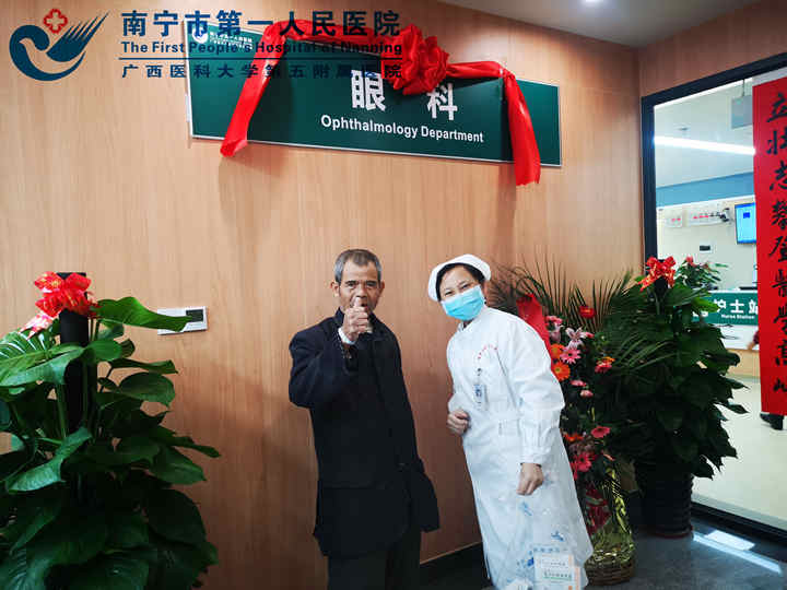 1608257200543034942.jpg 图为老人出院时竖起大拇指.jpg