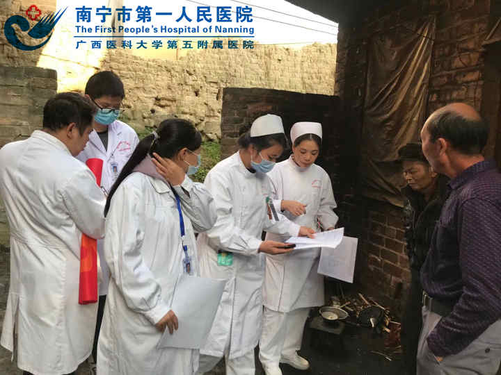 1608257256885007324.jpg 图为医护人员为老人做相关登记.jpg