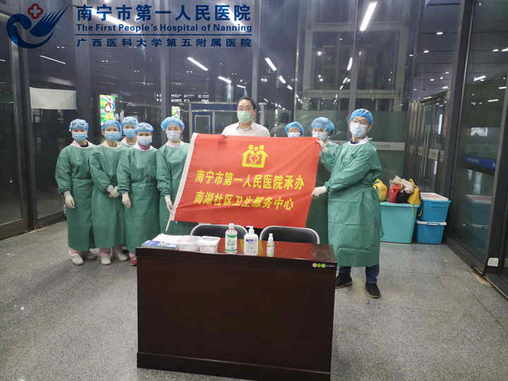 1608519301690003900.jpg 图1:张丽凤护士火车东站执勤时留影_副本.jpg