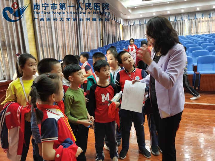 1608601809401096519.jpg 孩子们会后仍然还提出很多感兴趣的问题_副本.jpg