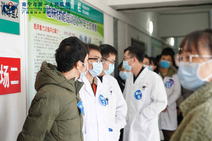 考生等待宣布成绩.jpg