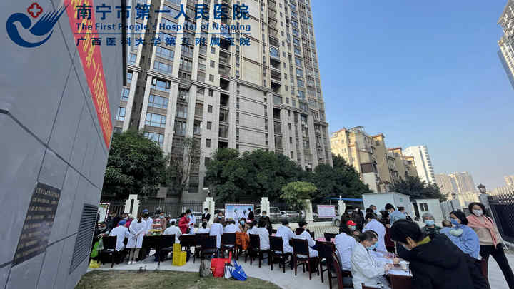 1608888030721053640.jpg 图为活动当天市一专家开展义诊.jpg
