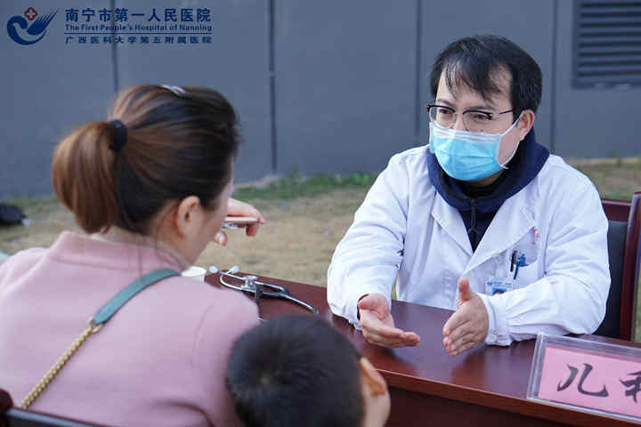 1608888049525024210.jpg 图为前来咨询的社区居民.jpg