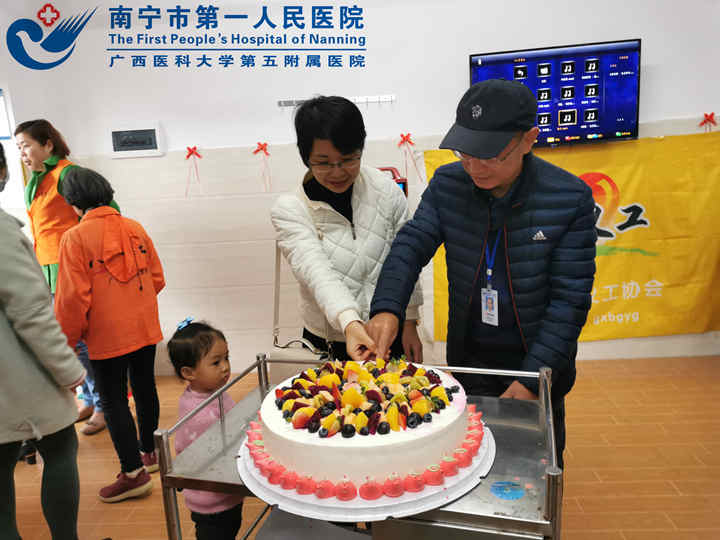 1609724776174097735.jpg 2020年12月26日,廖主任和梁护长会老人切下祝福的蛋糕_副本.jpg