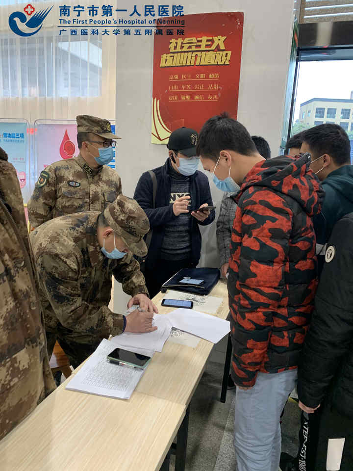 兴宁区人武部现场核对应征青年信息_副本.jpg