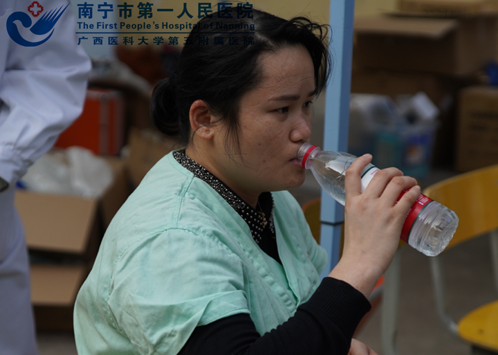 1611276813279028508.jpg 9.33岁的凌雪突然出现不适,在旁边休息了一下又准备返回工作岗位.jpg