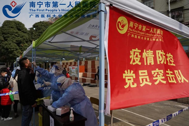 1611276845401026353.jpg 10.党员们充分发挥先锋模范作用,奋勇争先,争当抗击疫情的排头兵,承担起党员的责任与奉献。.jpg