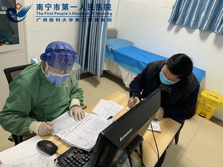 1611715845681055460.jpg 图2:认真为病人填写流行病学调查表_副本.jpg