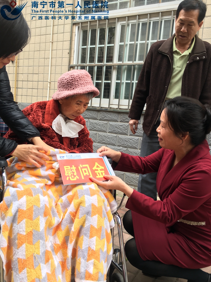 院纪委书记梁爱梅为退休职工送上慰问金.jpg