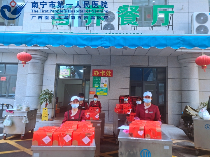1614064787781076442.jpg 1图为大年初一医院饭堂为住院的患者送上祝福糖果的餐车.jpg