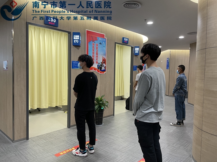 图为候检过程严格落实“一米线”间隔距离.jpg