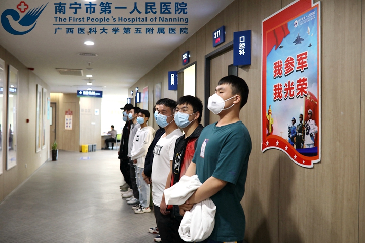图为应征青年排队等候体检.jpg
