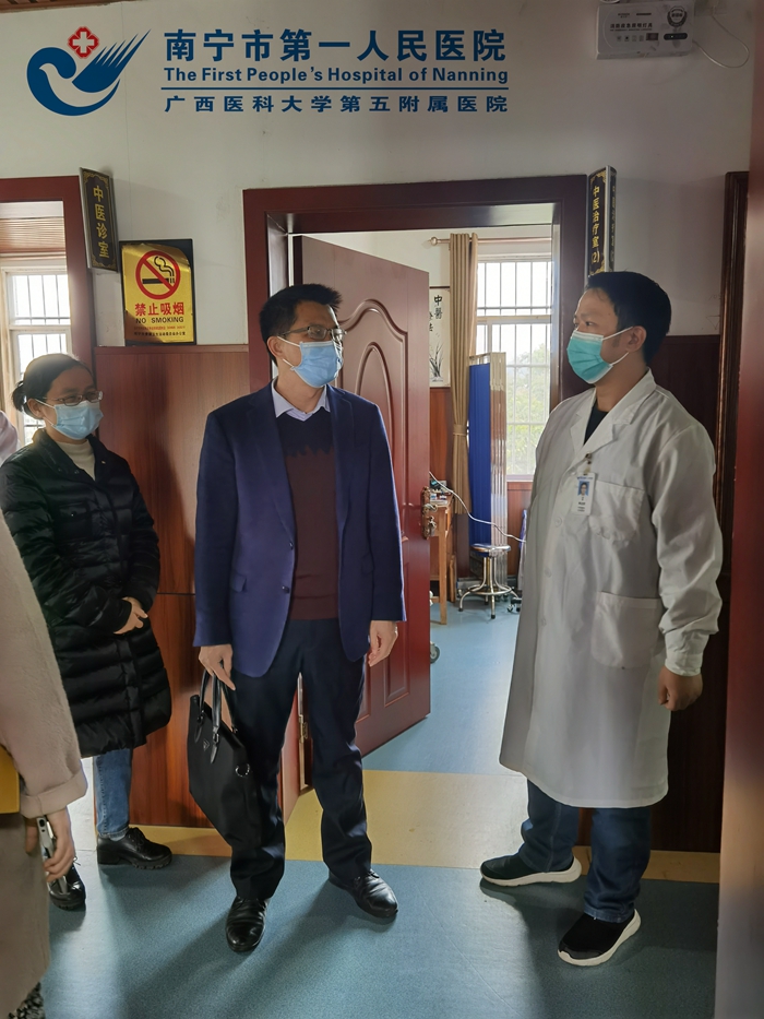 1615191657159027548.jpg 2、图为南宁市第一人民医院医务部副部长黄彬在卫生院中医科住院区指导工作.jpg
