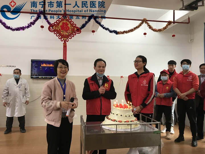 1615261737184000176.jpg 32021年3月5日,志愿者们一起为老人举行集体生日会.jpg