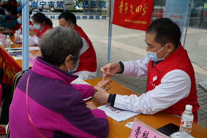 1615262097652041425.jpg 3活动现场剪影一-我院骨科博士顾容赫同志为市民免费义诊.jpg