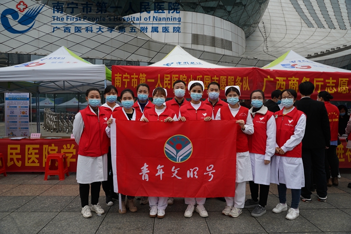 1615262115807051775.jpg 1医护志愿者现场合影.jpg