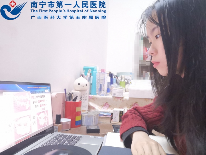 1615275444516019523.jpg 2学生正在观看课程视频1.jpg