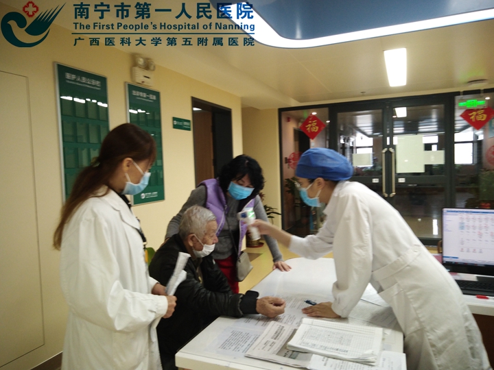 1615276683941047530.jpg 3综合服务部工作人员带患者入院.jpg