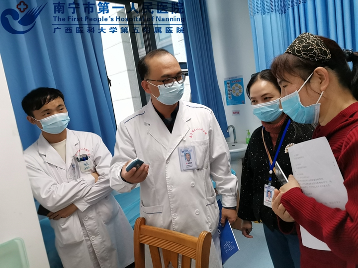 1615867247597097069.jpg 1我院远程心电诊断中心阮炳新主任向吴唐医院武邵伟副院长介绍中心事宜.jpg