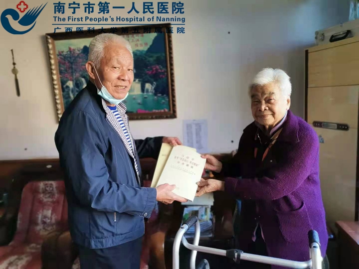 1617847896933038102.jpg 1慰问退休党员葛皓.jpg