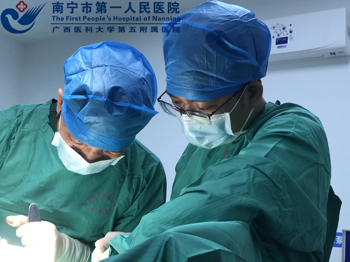 1618281460737019651.jpg 图为南宁市第一人民医院副院长黄宗贵在给患者做手术.jpg
