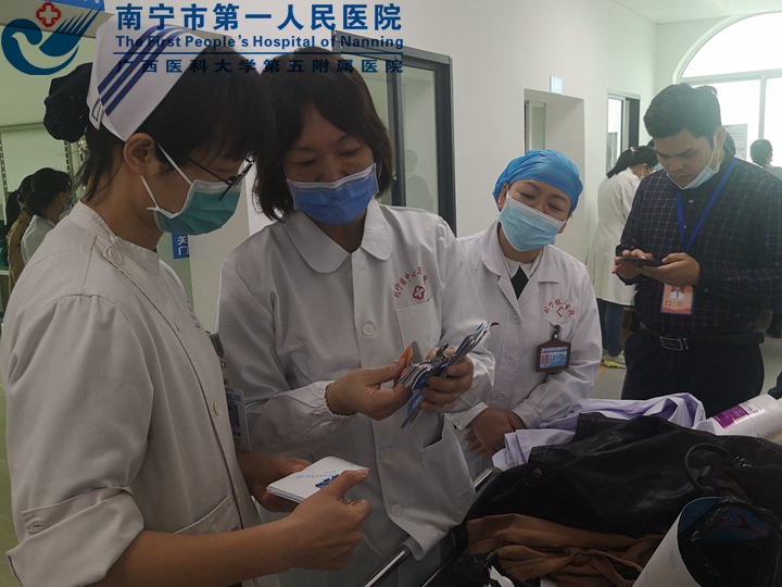 1618282055887044787.jpg 1指导粘贴医疗标识.jpg